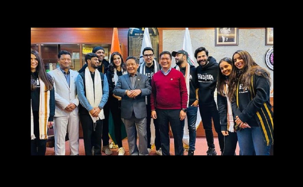 अरूणांचल प्रदेश के सीएम से मिली फिल्म बधाईयां की टीम, वरूण धवन एवं कृति सेनन कुछ यूं आए नजर